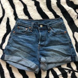 SOLD Levi’s denim shorts 25”